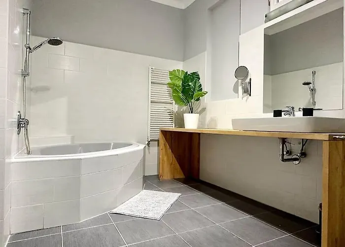 5 Bedroom I Winter Garden I Near Metro