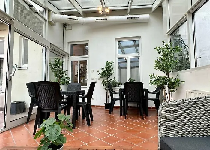 5 Bedroom I Winter Garden I Near Metro *